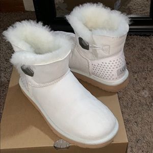 Light cream colored ugg boots